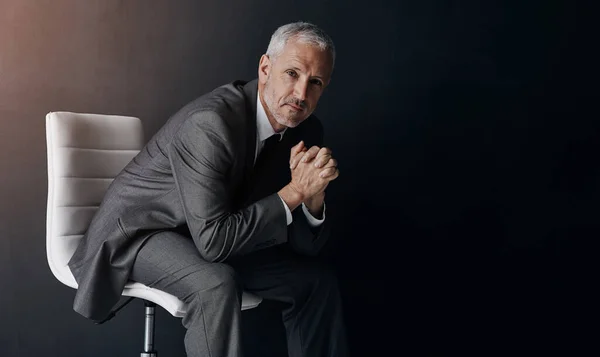 Retrato Gerente Corporativo Con Hombre Negocios Sentado Una Silla Estudio —  Fotos de Stock