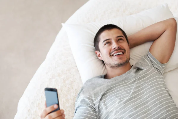 Homem Feliz Pensando Com Telefone Uma Cama Para Comunicação Bate — Fotografia de Stock