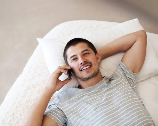 Telefone Conversa Homem Feliz Relaxar Uma Cama Para Uma Conversa — Fotografia de Stock