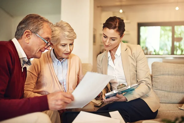 Oudere Echtpaar Financieel Adviseur Documenten Voor Budget Kosten Pensioen Plan — Stockfoto