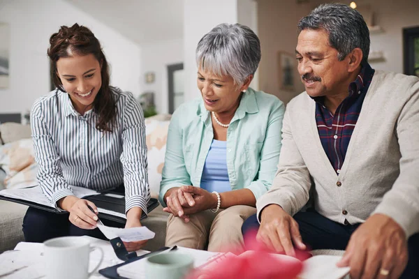 Finanzberater Senior Couple Und Home Meeting Für Vermögensverwaltung Altersvorsorge Oder — Stockfoto