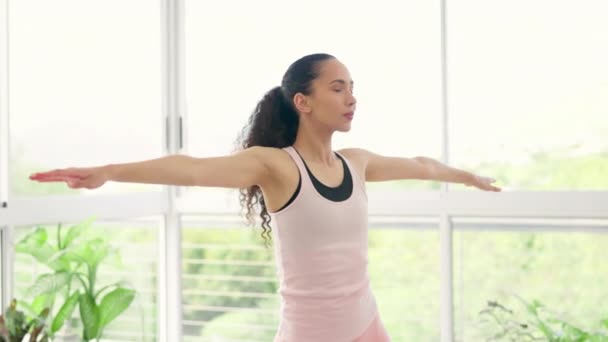 瑜伽平衡 妇女和家庭与健康的训练和战士摆姿势冥想和禅定 轻松自在 年轻的女性 舒适的生活在客厅里 舒展着幸福和臂膀 — 图库视频影像