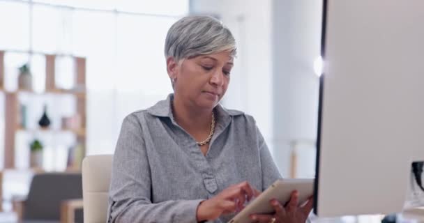 在现代化的办公室里 一位拥有平板电脑和快乐面孔的女商人坐在她的办公桌前 在线沟通 连通性或社交网络以及老年女性会计师浏览互联网 — 图库视频影像