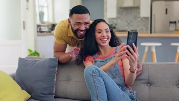 Couple Canapé Salutation Sur Appel Vidéo Dans Appartement Pour Communication — Video