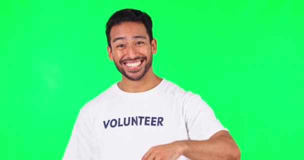 在绿色屏幕上对亚洲男人进行指点 呼叫和志愿工作 以进行招募和选择 肖像画和一名男性志愿者 在模拟工作室的背景下 为慈善服务做了个手势 — 图库视频影像