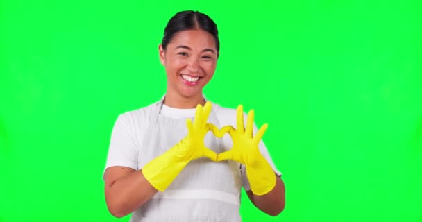 Щаслива Азіатка Серцеві Руки Зелений Екран Домогосподарстві Фоні Студії Портрет — стокове відео