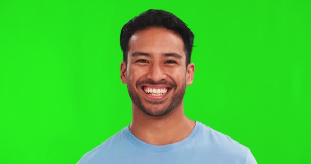 Feliz Sonrisa Hombre Estudio Con Pantalla Verde Con Traje Camiseta — Vídeos de Stock
