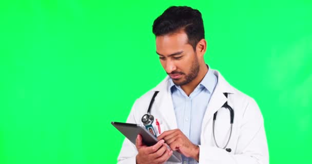 在印度 外科医生 卷轴和男人在绿色屏幕上的平板电脑上进行心脏科背景的研究 男医生 技术和在诊所用电子邮件 应用程序或在线方式思考保健问题的阅读 — 图库视频影像