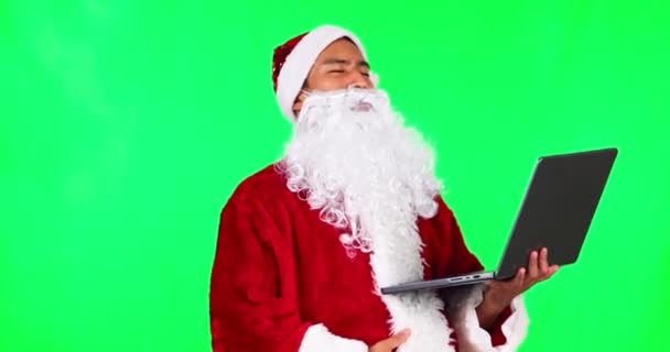 圣诞老人 圣诞节和快乐的男人在电脑上的绿色屏幕上度假 过节和庆祝 演播室 节日期间和男人在电脑上笑着索取礼物 礼物和网上名单 — 图库视频影像