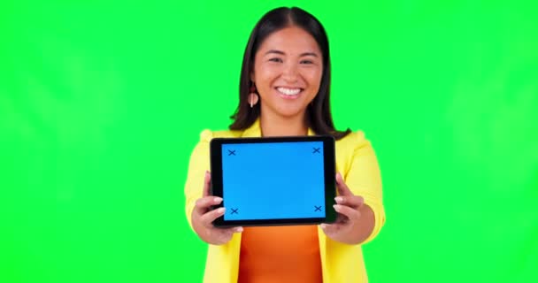 タブレット ブランディングやマーケティングやスタジオで緑の画面の背景に女性は 追跡マーカーとディスプレイを保持しています 肖像画 広告ウェブサイトと幸せな若いアジアの女性がクロマキーを保持 — ストック動画