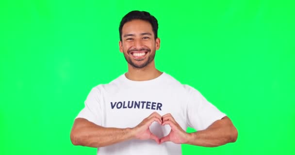 Corazón Feliz Hombre Estudio Con Pantalla Verde Con Guiño Expresión — Vídeos de Stock