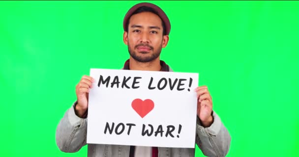 アジアの男性 看板やスタジオの背景に対する広告やマーケティングのための緑の画面上の愛 恋愛同情のためのサインやポスターを持つ男性の肖像画やモックアップ空間上の戦争を停止します — ストック動画