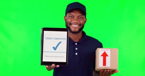 盒子和完整的与一个黑人男子在一个绿色的屏幕背景在工作室分发 供应链物流和配送 由一名年轻的男性信使使用铬钥匙模型 — 图库视频影像