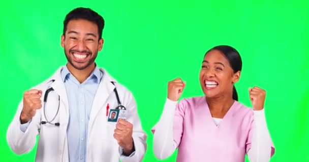 スタジオの背景を背景に医療の成功のための緑の画面上でお祝いの幸せな医師 チームと拳バンプ 医療チームワークにおける男性と女性の肖像画 勝利またはモックアップ上の達成 — ストック動画