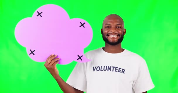 在工作室的绿色屏幕上 有演讲泡沫 模仿和一名黑人志愿者 用于社交媒体的传播 肖像画 营销或广告 以及拿追踪标记进行模仿的男性活动分子 — 图库视频影像