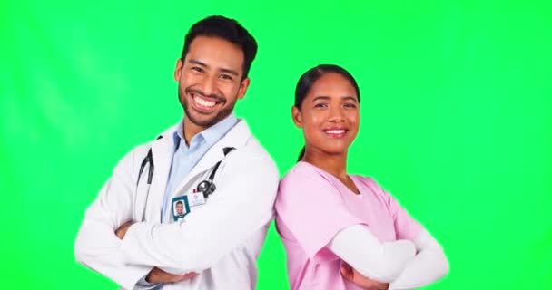 Écran Vert Médecin Infirmière Avec Bras Croisés Pour Collaboration Travail — Video
