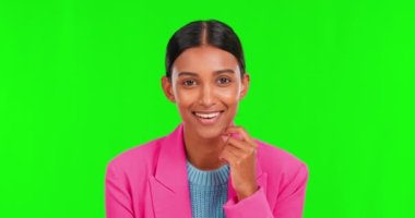 Yeşil ekran stüdyosundaki kadının düşünme, kabul etme ve yüz hatlarını modelleme konusunda karar, plan ya da çözümle. Portre, gülücük ve Hintli kadın kişiliği aha emoji, seçim ya da problem çözme fikri.