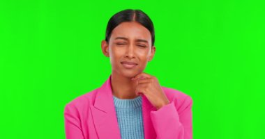 Yeşil ekran stüdyosundaki kadının kafası, yüzü ve düşüncesi sorularla, kararlarla ya da neden arka planda olduğu ile karıştı. Şüphe, ne ve Hintli kadın fikri, seçimi ya da problem çözme planı emojisi ile portresi.