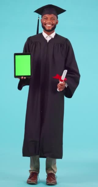 Educación Graduación Pantalla Verde Una Tableta Con Estudiante Negro Estudio — Vídeos de Stock