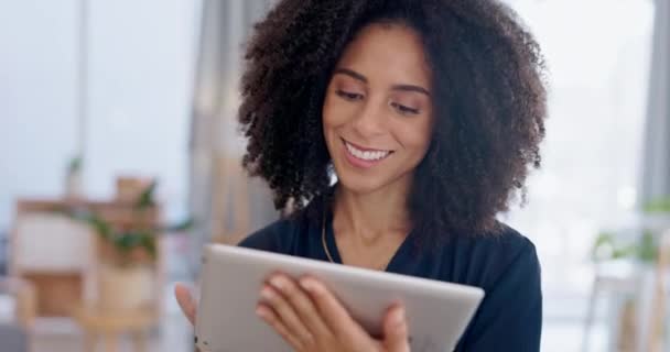 Teknoloji Tabletli Kadını Modern Bir Işyerinde Mutlu Çevrimiçi Iletişim Bağlantı — Stok video