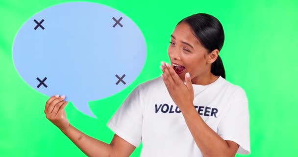 緑の画面には 音声バブル モックアップ ボランティアの女性が驚きやコミュニケーションで登場します スタジオを背景にした空間のサインを持つ女性ボランティアのワォ 意見と顔の肖像画 — ストック動画