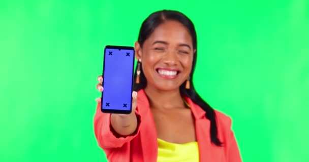 Telefon Kobieta Wskazujące Zielony Ekran Prezentacja Lub Przestrzeń Reklamowa Dla — Wideo stockowe