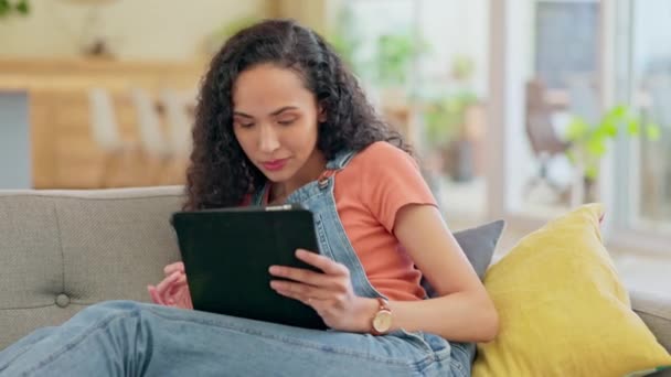 Technologie Žena Svém Tabletu Přemýšlení Pohovce Obývacím Pokoji Svého Domova — Stock video
