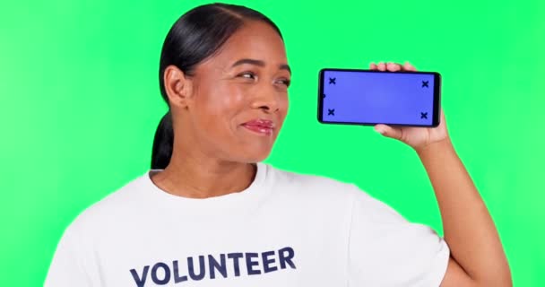 Femme Bénévolat Téléphone Sur Écran Vert Pour Les Informations Charité — Video