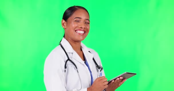 绿色屏幕上的平板电脑 面部和医生或妇女 快乐的远程保健和医疗保健服务或无纸化软件 数码技术 研究和工作室背景的医务工作者 拉丁裔人士或护士 — 图库视频影像