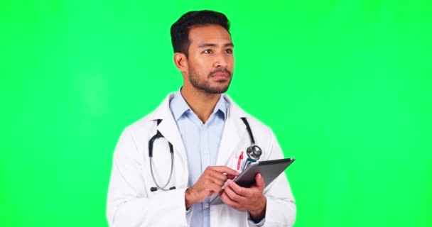 医生和平板电脑 绿色屏幕阅读 背景为印地安人 医疗专业人员和带着微笑的技术合作都可以在网上获得医疗保健或进入网站 — 图库视频影像