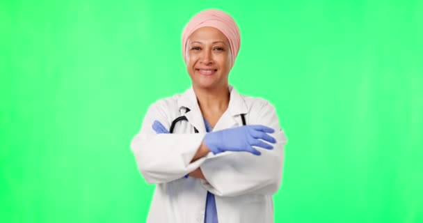 Médico Mulher Braços Cruzados Por Tela Verde Com Rosto Orgulho — Vídeo de Stock
