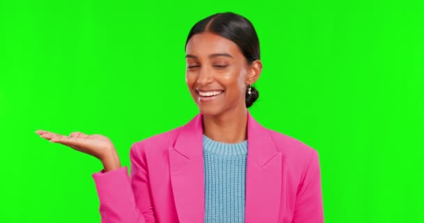 Stüdyoda Reklam Için Yeşil Ekran Arka Planda Bir Kadınla Sunum — Stok video