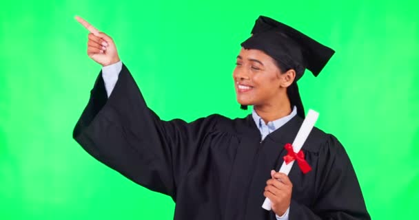 Mujer Graduada Cara Pantalla Verde Con Punto Elección Presentación Sonrisa — Vídeos de Stock