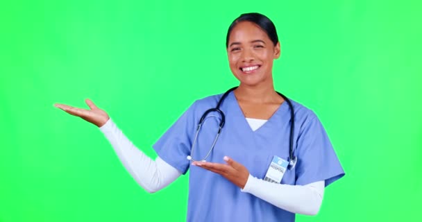 展示和护理在有绿色屏幕的工作室进行促销或广告 一名女性医生的医疗保健 快乐和肖像 手部有明显的色斑背景 — 图库视频影像