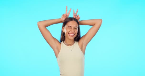 Kobieta Ręce Króliczymi Uszami Twarz Zabawnym Szczęśliwym Lub Pozować Głupkowatego — Wideo stockowe