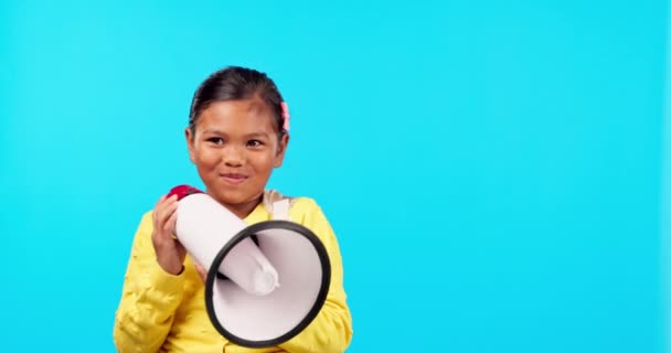 Megafon Nyheder Ansigt Pige Barn Leger Studiet Med Besked Udsendelse – Stock-video