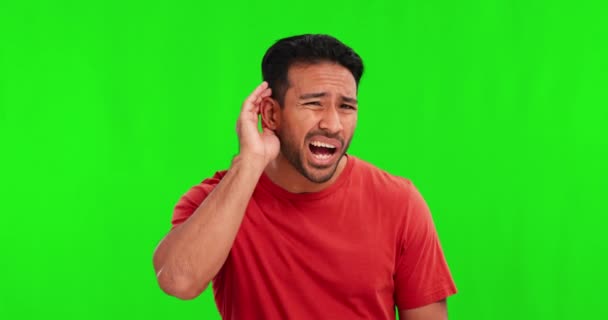緑の画面で 男の顔と耳の上に手を聞いて ハハやモックアップの背景に表現を話す 何または聴聞 ささやきや秘密のためのジェスチャーを持つボリューム 肖像画やアジアの男性 — ストック動画
