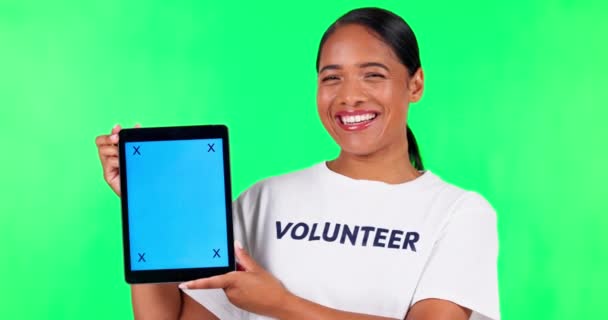 Kobieta Tablet Makietą Zielonym Ekranem Wolontariuszka Prac Społecznych Aplikacji Marketingu — Wideo stockowe