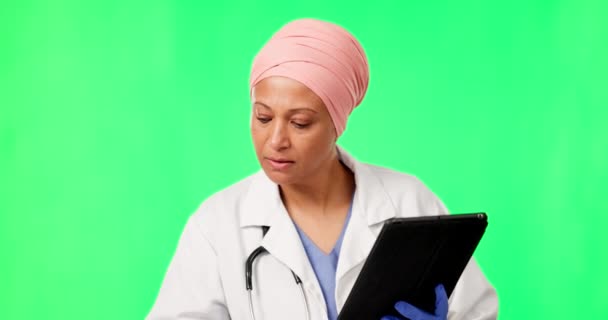 Médecin Femme Tablette Par Écran Vert Dactylographier Lire Pour Info — Video