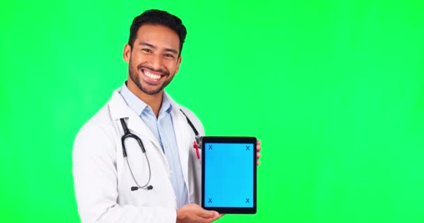 Homme Asiatique Médecin Tablette Maquette Sur Écran Vert Pour Publicité — Video