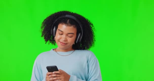 Беспокоить Черную Женщину Наушниках Зеленом Экране Слышать Разговоры Речи Речи — стоковое видео