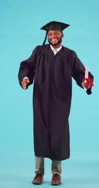 Graduación Éxito Baile Con Hombre Negro Diploma Educación Aprendizaje Ganador — Vídeos de Stock