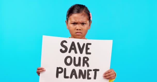 Chica Calentamiento Global Cartel Cartón Estudio Señal Protesta Voto Para — Vídeo de stock