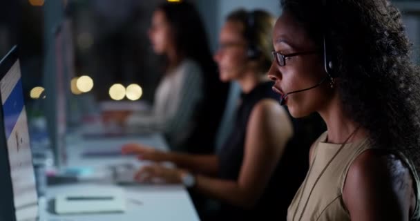 Call Центр Підтримка Клієнтів Обличчя Чорної Жінки Вночі Допомога Контакт — стокове відео