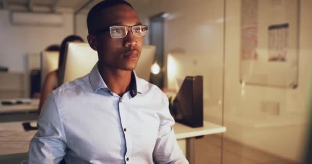 研究のための眼鏡をかけたコンピュータ上の夜 オフィスやビジネスマン 画面表示と解決策 問題解決と創造的なアイデアのインスピレーションのためのオンライン深刻な男性 — ストック動画