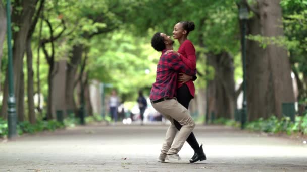 Amour Câlin Filature Avec Couple Noir Dans Parc Pour Romantisme — Video