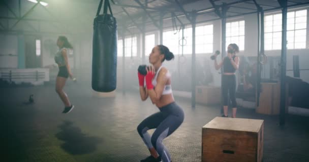 Femeie Fitness Sau Ridicarea Greutăților Gantere Ghemuit Sala Gimnastică Pentru — Videoclip de stoc