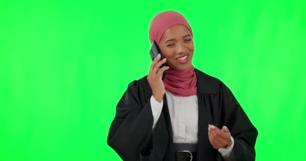Mujer Joven Musulmana Llamada Telefónica Pantalla Verde Con Sonrisa Escuchando — Vídeos de Stock