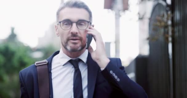 Hombre Negocios Llamada Telefónica Caminar Ciudad Para Conversar Tecnología Móvil — Vídeos de Stock