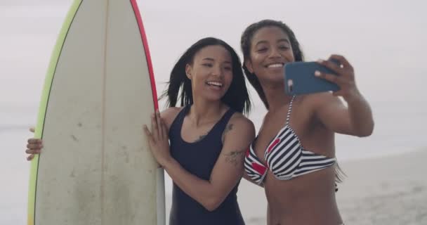 Surfer Selfie Και Φίλοι Μια Παραλία Για Σπορ Διασκέδαση Και — Αρχείο Βίντεο